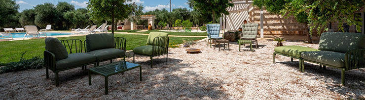 Area relax sotto gli alberi